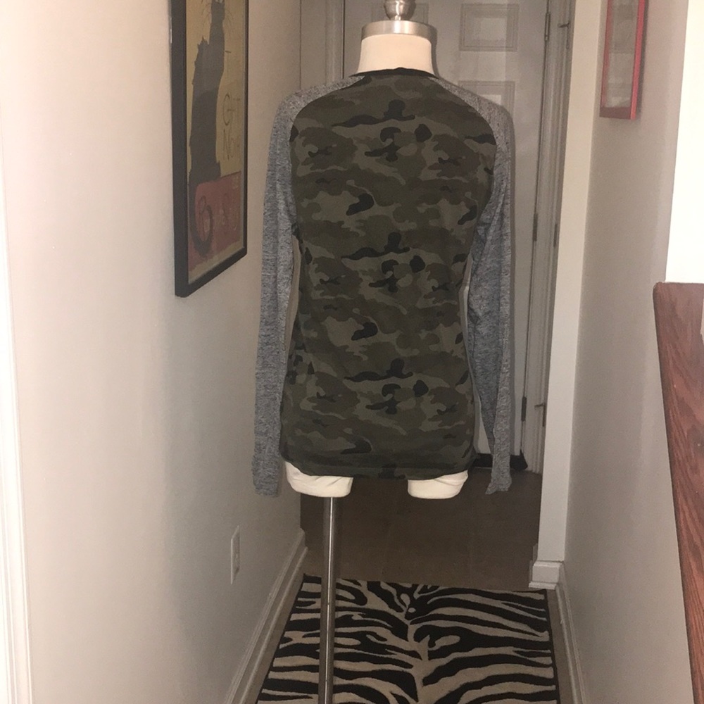 Old Navy Camo and Gray Basball Tee Size S ๐ - Picture 6 of 6